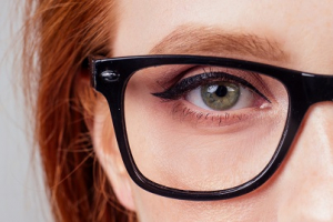 عکس زن عینکی چشم رنگی روشن